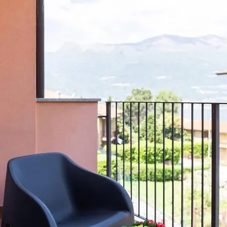 Modern With Balcony-garage-and Pool Сasa de vacaciones Bellano